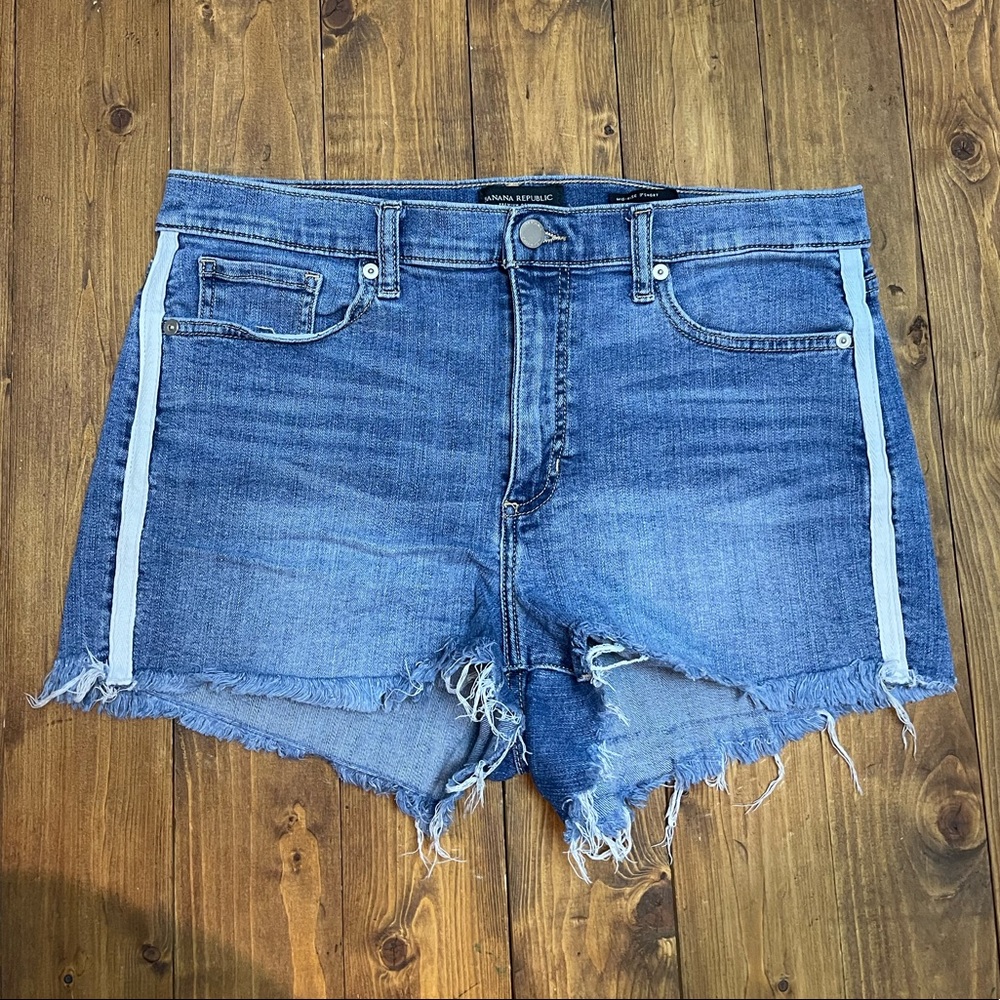 Banana Republic mid rise 3 inch shorts size 30